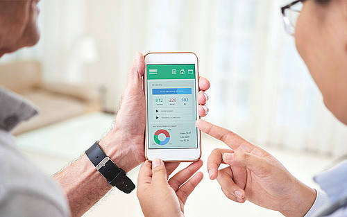 Arzt und Patient mit Smartphone