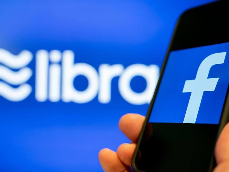 Die Logos des Internetkonzerns Facebook (r) und der von ihm vorgestellten globalen Digitalwährung Libra. Foto: Kay Nietfeld/dpa
