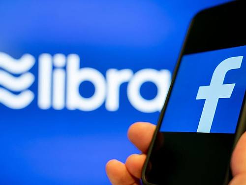 Die Logos des Internetkonzerns Facebook (r) und der von ihm vorgestellten globalen Digitalwährung Libra. Foto: Kay Nietfeld/dpa
