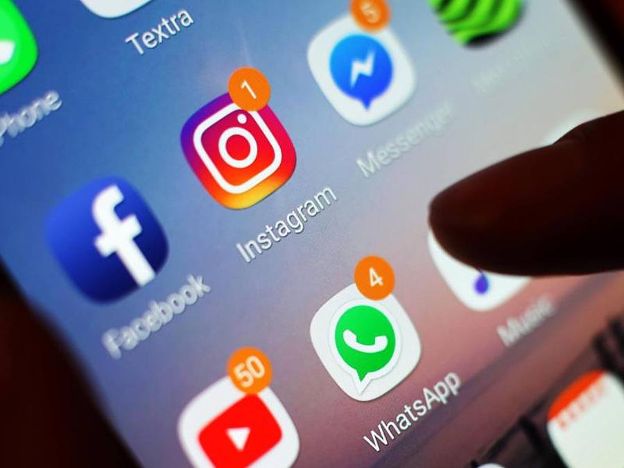 Mit einem Tippen des Fingers sind Apps offen - über die Gefahren, die mitunter bei der Nutzung lauern, wissen viele Bürgerinnen und Bürger allerdings wenig. Foto: Yui Mok/PA Wire/dpa