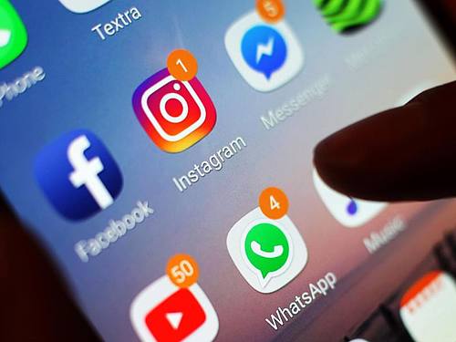 Mit einem Tippen des Fingers sind Apps offen - über die Gefahren, die mitunter bei der Nutzung lauern, wissen viele Bürgerinnen und Bürger allerdings wenig. Foto: Yui Mok/PA Wire/dpa