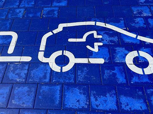 Ein Symbol für Elektro-Autos an einer Ladestation in Petersberg. Foto: Christoph Dernbach/dpa