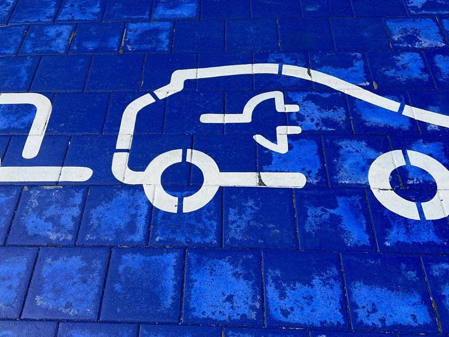 Ein Symbol für Elektro-Autos an einer Ladestation in Petersberg. Foto: Christoph Dernbach/dpa