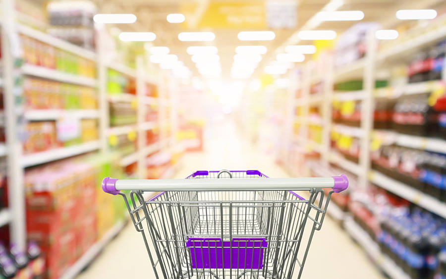 Einkaufswagen im Supermarkt