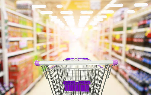 Einkaufswagen im Supermarkt