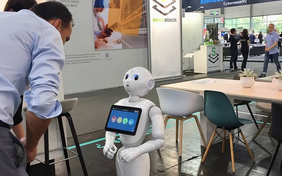 Mensch und Roboter verstehen sich