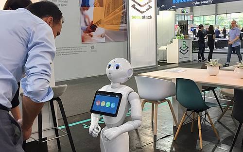 Mensch und Roboter verstehen sich