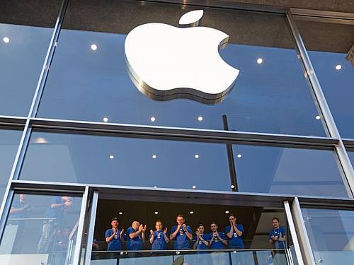 Mitarbeiter im Apple Store in Hamburg ((Foto: Axel Heimken/dpa))