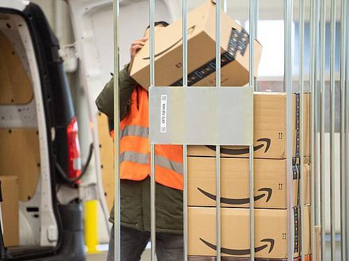 Pakete in einem Amazon-Verzeilzentrum im sächsischen Lampertswalde. Foto: Sebastian Kahnert/dpa-Zentralbild/dpa