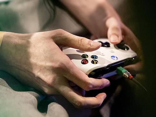 Die Hände eines Spielers an einem Xbox Controller: Microsoft stärkt seine Gaming-Sparte um die Spielkonsole Xbox mit einem milliardenschweren Zukauf. Foto: Christoph Soeder/dpa