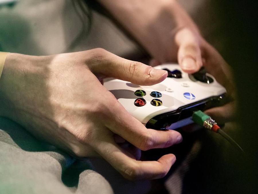 Die Hände eines Spielers an einem Xbox Controller: Microsoft stärkt seine Gaming-Sparte um die Spielkonsole Xbox mit einem milliardenschweren Zukauf. Foto: Christoph Soeder/dpa