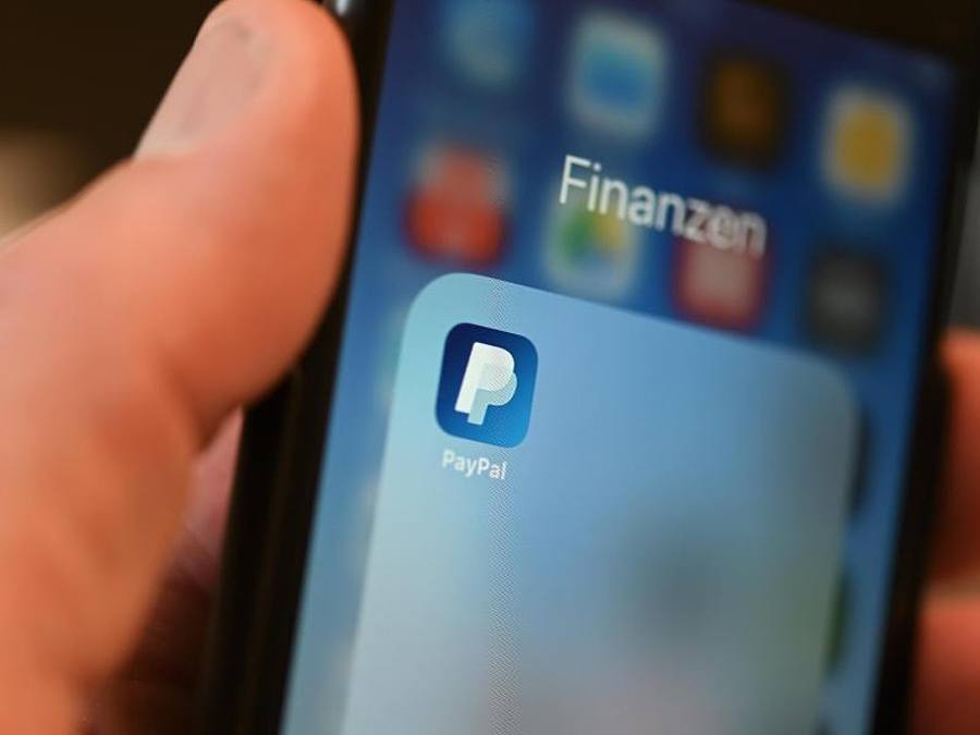 Die App des Online-Bezahldienstes PayPal auf einem Smartphone. Foto: Felix Kästle/dpa