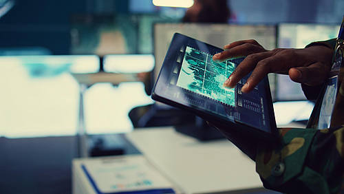 Hände und Tablet
