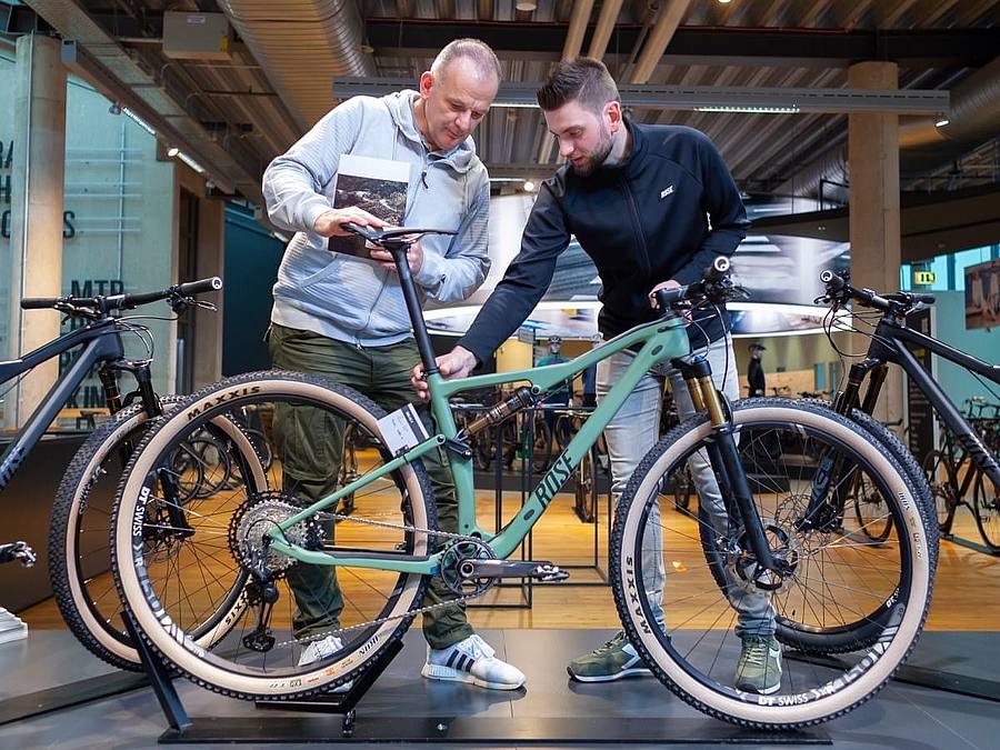 Zwei Mitarbeiter von Biketown