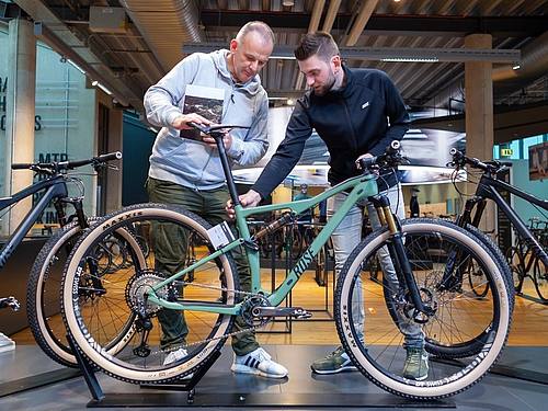 Zwei Mitarbeiter von Biketown