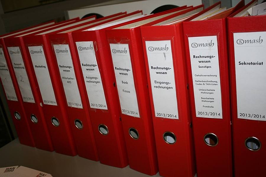 Ordner mit Aufschrift Rechnungswesen