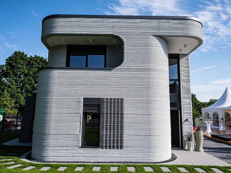 Im Badezimmer des ersten 3D Druckhauses sieht man die mittels eines 3D-Betondrucker aufgetragenen Betonschichten. Foto: Guido Kirchner/dpa