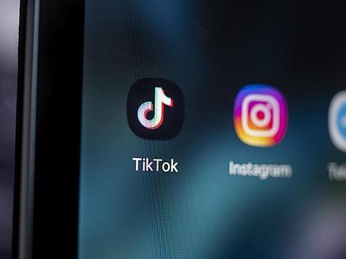 Das Logo der App TikTok (l) auf dem Bildschirm eines Smartphones. Foto: Fabian Sommer/dpa