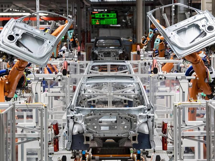 Maschine statt Mensch: Roboter montieren Türen eines Autos. Foto: Hendrik Schmidt/dpa