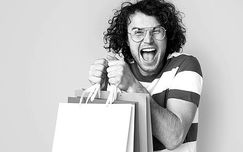 Mann mit Shopping-Tüten