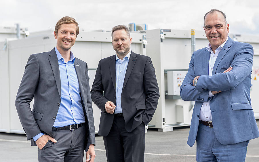 PHILIPP BRUELHEIDE (li.) JÖRN MAAS und HORST ROSE (re.) von der Denios AG
