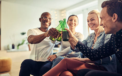 Junge Geschäftsleute trinken ein Feierabendbier