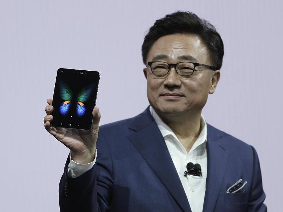 Dong-Jin Koh, Chef von Samsungs Mobilfunksparte, präsentiert in San Francisco das neue Klapp-Smartphone Galaxy Fold. Foto: Eric Risberg/AP