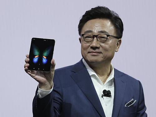 Dong-Jin Koh, Chef von Samsungs Mobilfunksparte, präsentiert in San Francisco das neue Klapp-Smartphone Galaxy Fold. Foto: Eric Risberg/AP