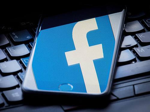 Ein Smartphone-Display zeigt das Facebook-Logo