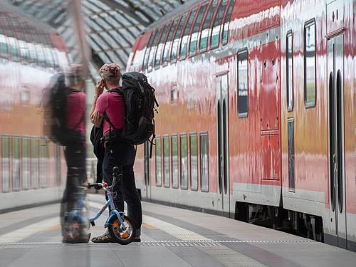 Mit einem Jahr Verspätung haben die Mobilfunk-Netzbetreiber in Deutschland nach eigenen Angaben die staatliche Auflage erfüllt, die ICE-Strecken und Autobahnen mit schnellem Internet zu versorgen. Foto: Paul Zinken/dpa-Zentralbild/dpa