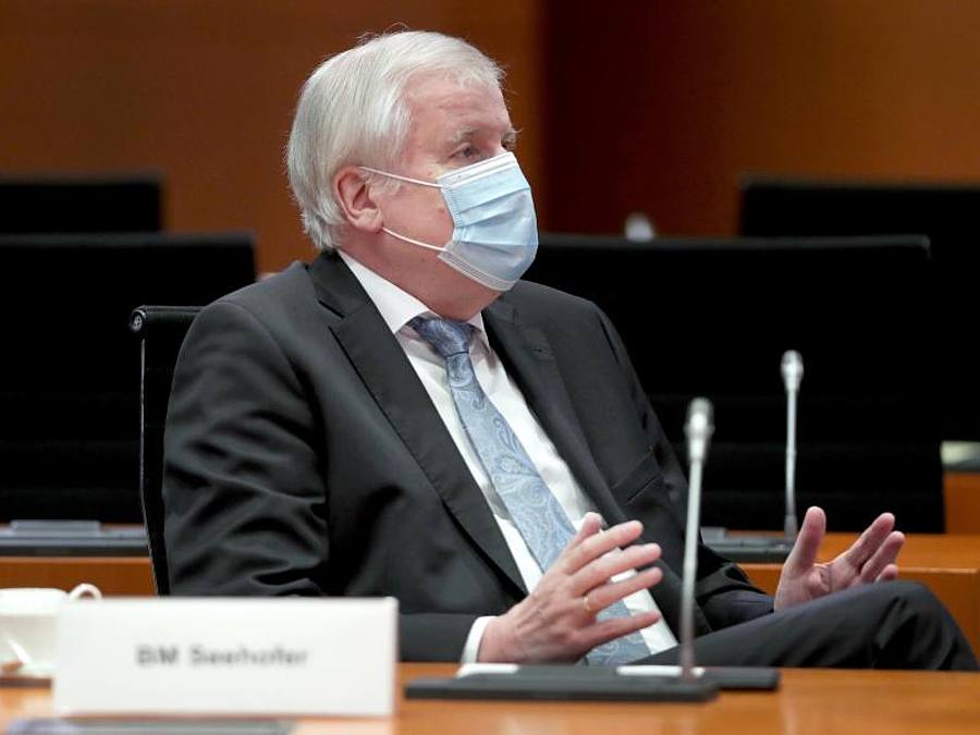 Im Kampf gegen Terror und organisierte Kriminalität will auch Bundesinnenminister Horst Seehofer auf verschlüsselte Kommunikation zugreifen können. Foto: Michael Sohn/POOL AP/AP