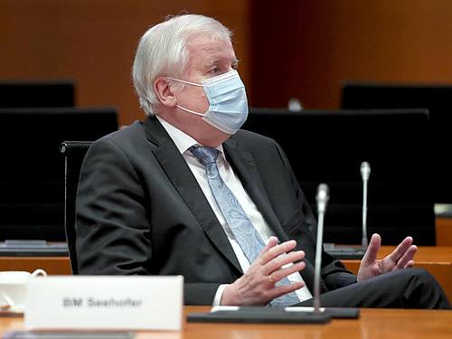 Im Kampf gegen Terror und organisierte Kriminalität will auch Bundesinnenminister Horst Seehofer auf verschlüsselte Kommunikation zugreifen können. Foto: Michael Sohn/POOL AP/AP