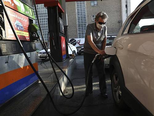 Ein Mann betankt sein Auto an einer Tankstelle. Foto: Vahid Salemi/AP/dpa