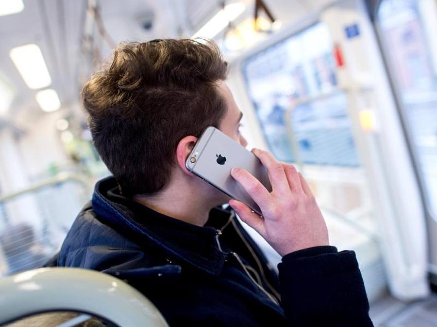 Mobilfunkkunden können im EU-Ausland ohne zusätzliche Kosten für weitere zehn Jahre anrufen, SMS-Nachrichten versenden und im Internet surfen. Foto: picture alliance / Hauke-Christian Dittrich/dpa