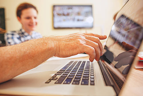 Laptop Hand Frau