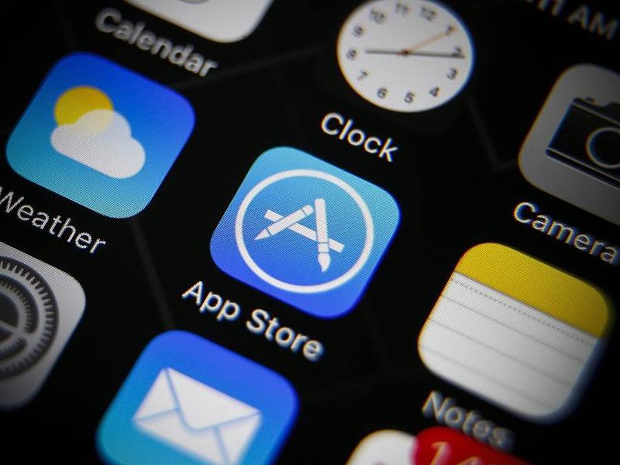 Das Icon des App Stores (M) auf dem Schirm eines iPhones. Foto: Ritchie B. Tongo/EPA