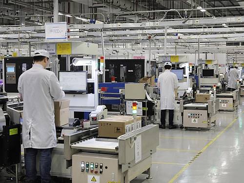 Produktion bei Huawei in Shenzhen, China. Foto: Vincent Yu/AP/dpa