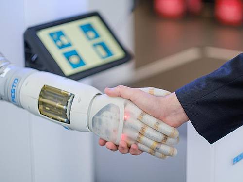 Die pneumatisch betriebene Roboter-Hand „Bionic Soft Hand“ der Firma Festo auf der Hannover Messe. Foto: Ole Spata/dpa