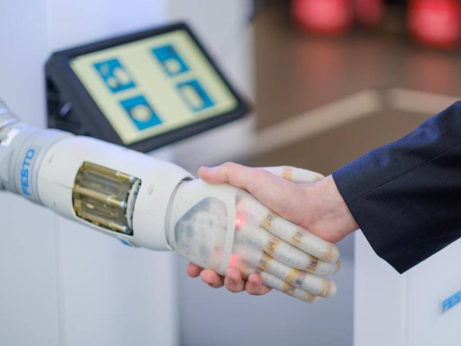 Die pneumatisch betriebene Roboter-Hand „Bionic Soft Hand“ der Firma Festo auf der Hannover Messe. Foto: Ole Spata/dpa