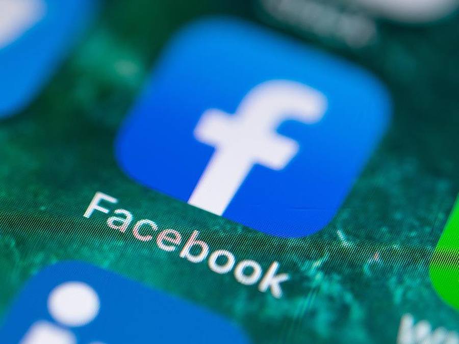 Auf dem Bildschirm eines iPhones wird die App von Facebook angezeigt. Foto: Fabian Sommer/dpa