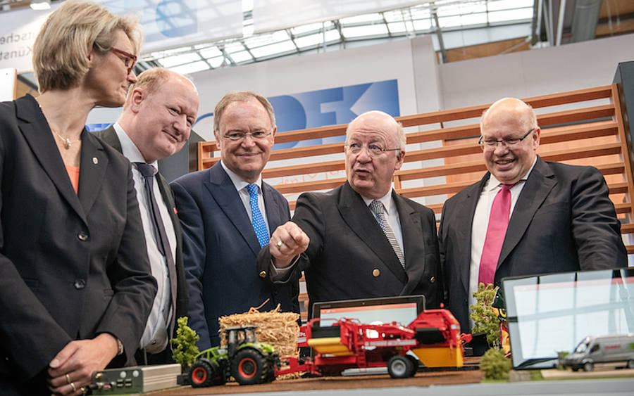 Peter Altmaier bei seinem Cebit-Rundgang am DFKI-Stand.