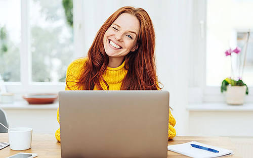 Frau am Laptop