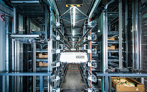 Das Lager- und Kommissioniersystem OSR Shuttle stellt die Aufträge effizient zusammen. ((Bildquelle: Knapp AG))