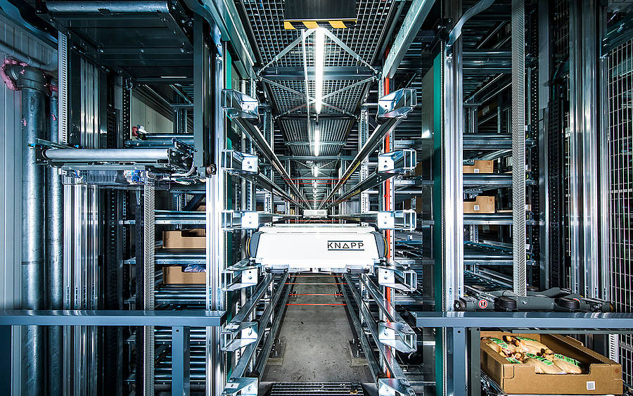 Das Lager- und Kommissioniersystem OSR Shuttle stellt die Aufträge effizient zusammen. ((Bildquelle: Knapp AG))