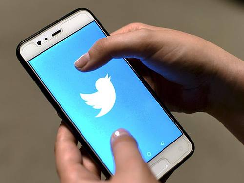 Twitter erklärte, mit QAnon verbundene Inhalte sollen nicht mehr in Trends und Empfehlungen auftauchen und Weblinks beim Hochladen blockiert werden. Foto: Martti Kainulainen/Lehtikuva/dpa