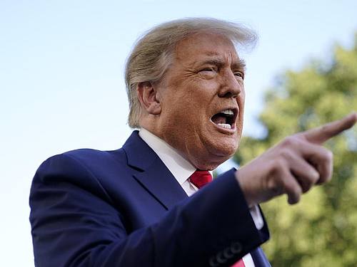 US-Präsident Donald Trump spricht auf dem Südrasen des Weißen Hauses mit Journalisten. Foto: Patrick Semansky/AP/dpa