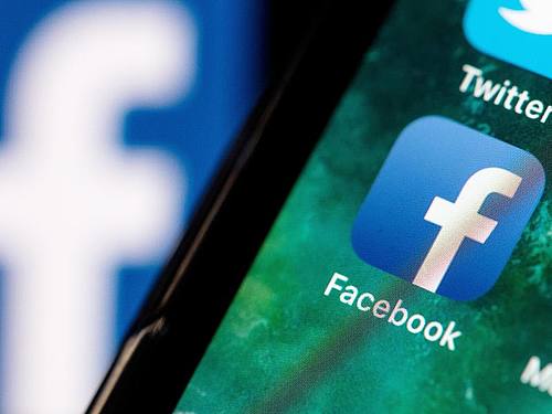 Das Icon der Facebook-App auf einem Smartphone-Bildschirm
