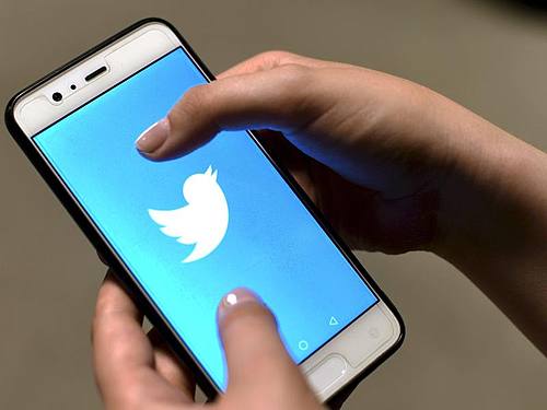 Die Twitter-App ist auf dem Bildschirm eines Smartphones zu sehen. Foto: Martti Kainulainen/Lehtikuva/dpa