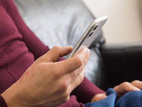 Während der Facebook-Panne haben die Handynutzer vermehrt SMS geschrieben. Foto: Christin Klose/dpa-tmn