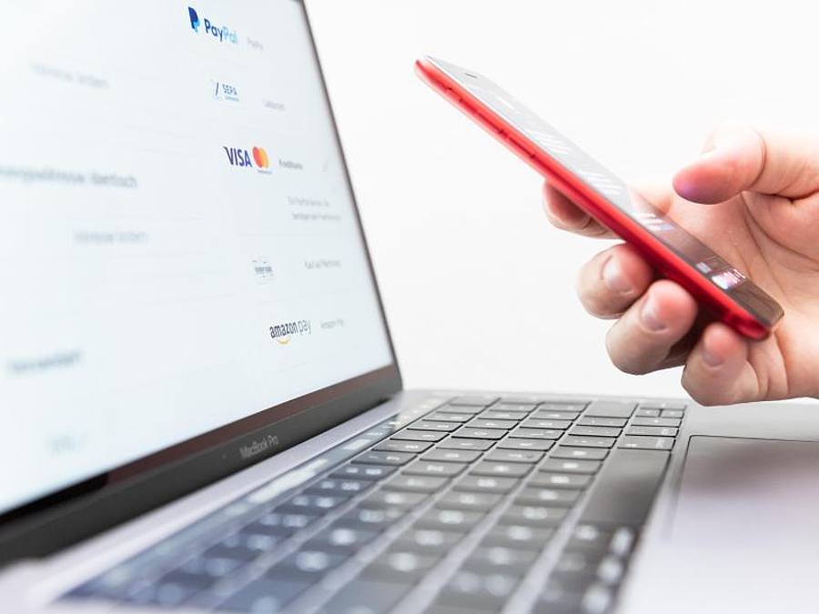 Deutsche Banken und Sparkassen können bei der Zusammenführung ihrer Online-Bezahldienste den nächsten Schritt gehen. Foto: Silas Stein/dpa